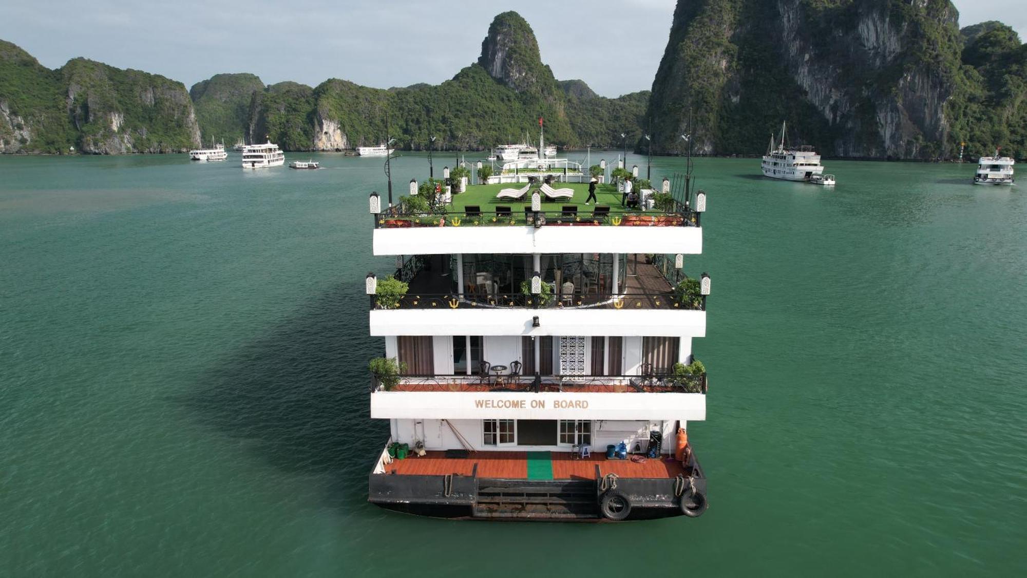 Ha Long Aqua Legend Cruise Hotel Exterior photo